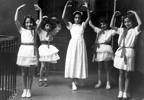 Danses exécutées par les fillettes du Talmud Thora d'Alger